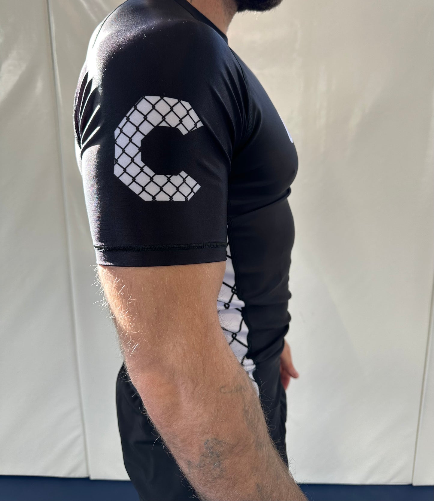 Outwork rashgaurd - Black & White