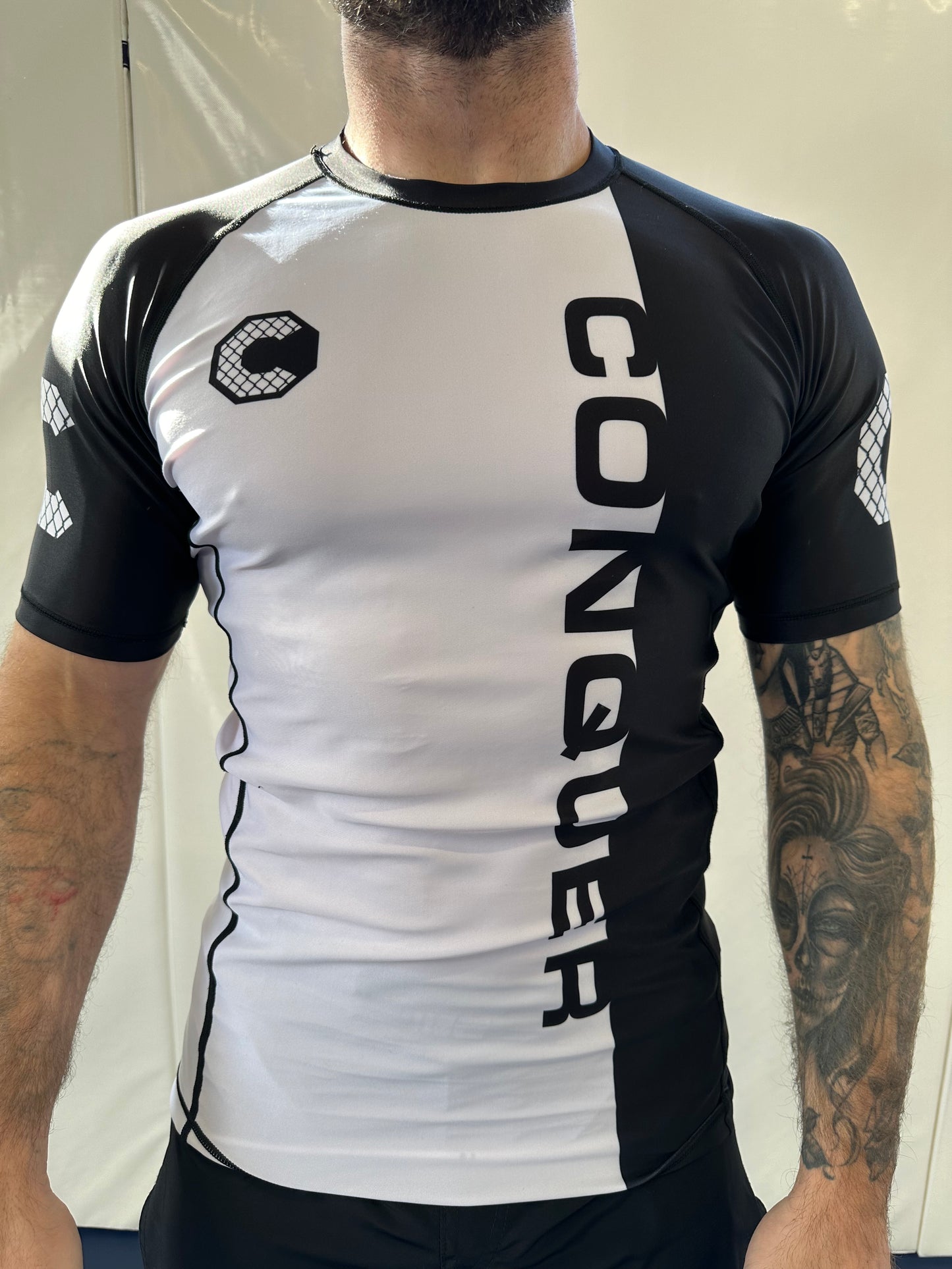 Conquer rashgaurd - Black and White