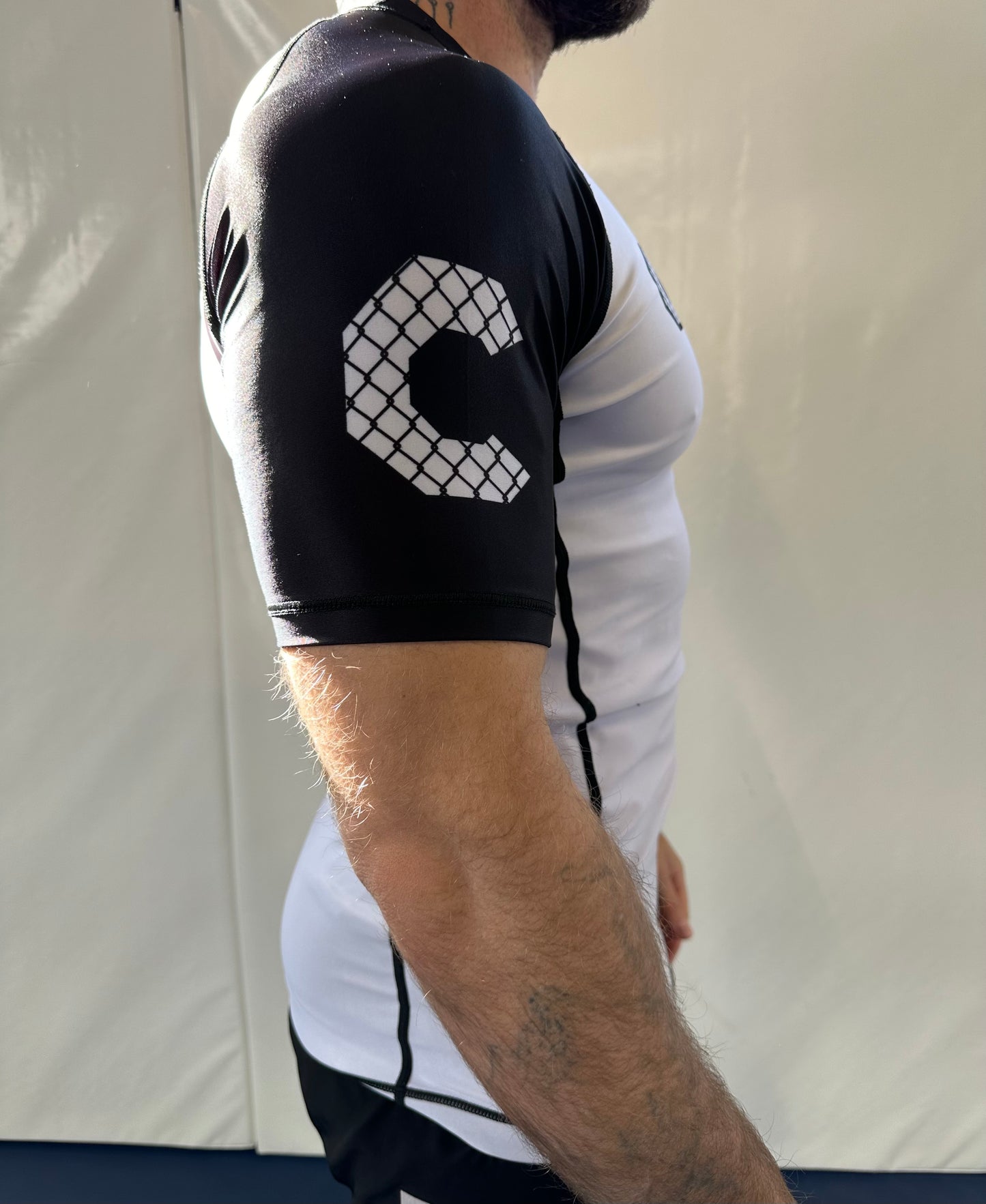 Conquer rashgaurd - Black and White